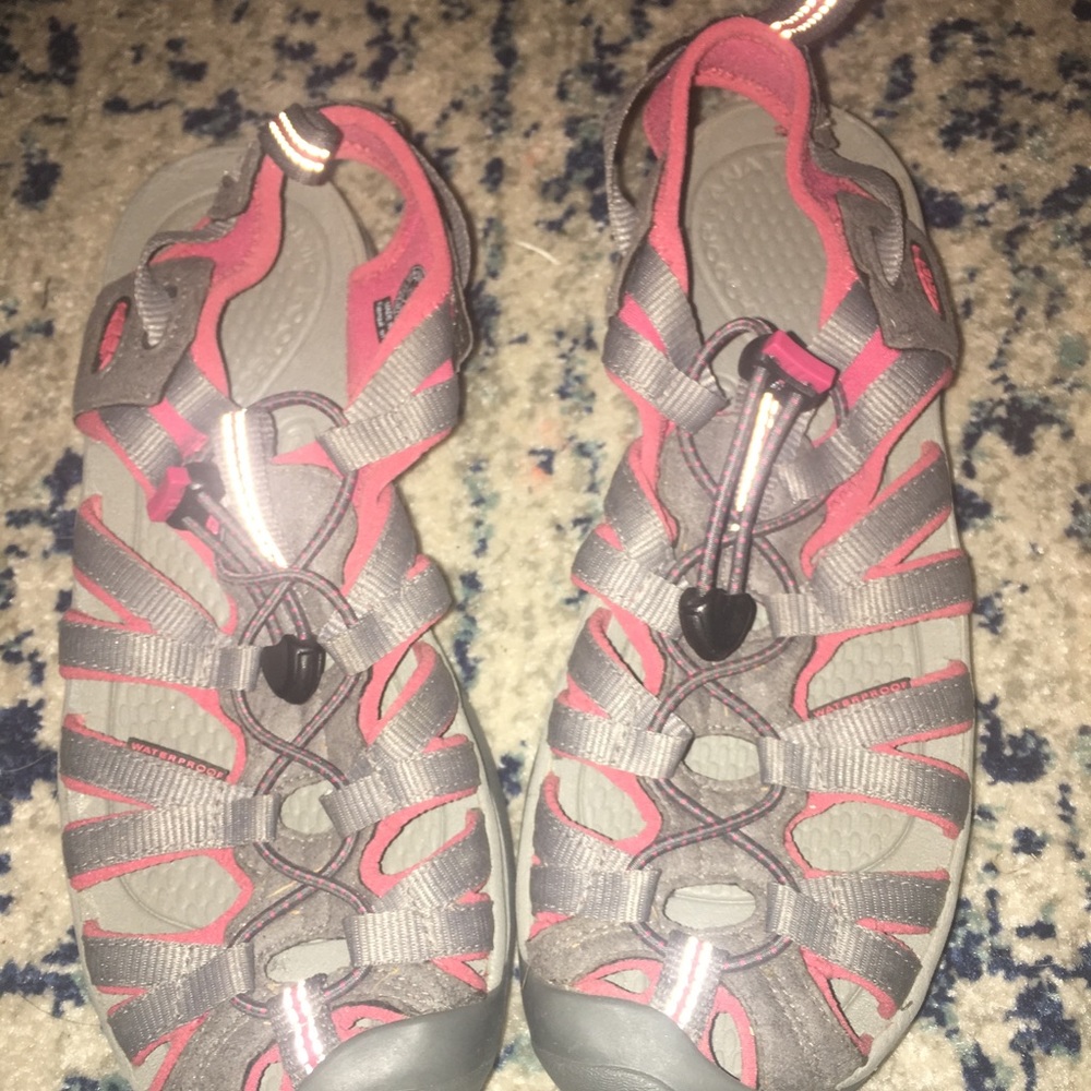 Keen Women’s Whisper Water Shoes Gray and Pink